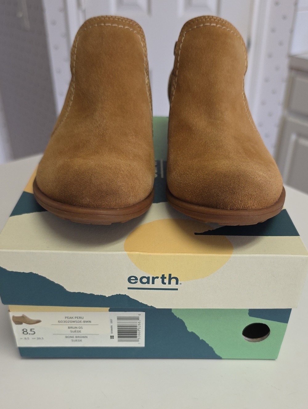 New Womens Earth Tan Suede Ankle Boot With Padding On Footbed. Size 8.5 Medium